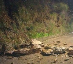 Masso si stacca sulla strada per Montecorice: automobilista illeso