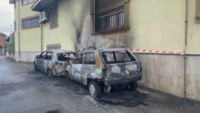 Pagani, due auto a fuoco: si indaga