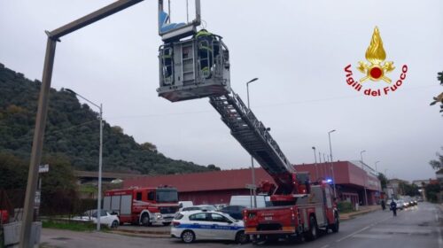 Maltempo a Salerno, i vigili del fuoco intervengono in via San Leonardo