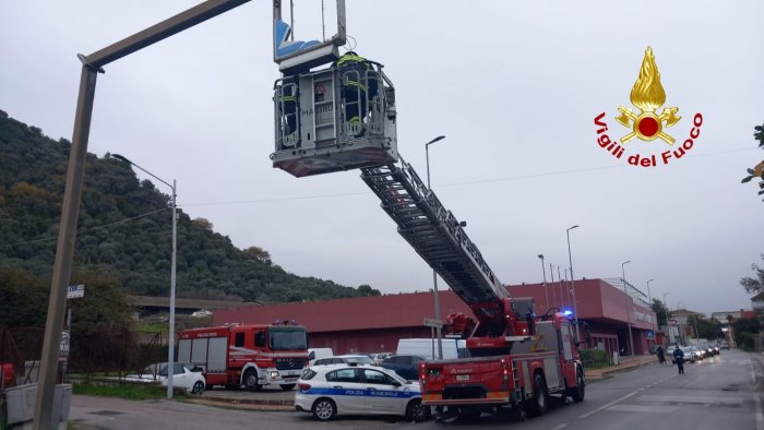 Maltempo a Salerno, i vigili del fuoco intervengono in via San Leonardo