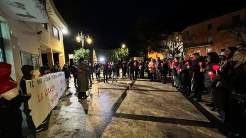 Fiaccolata a Castiglione del Genovesi per il sindaco picchiato