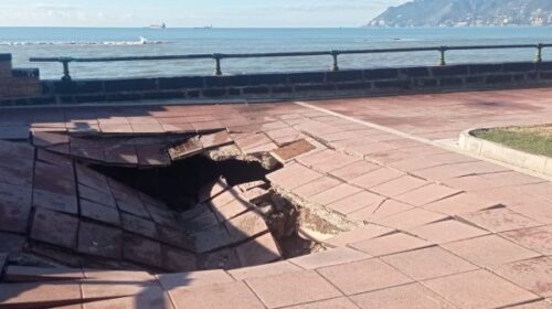 Salerno, ancora un crollo: voragine sul lungomare