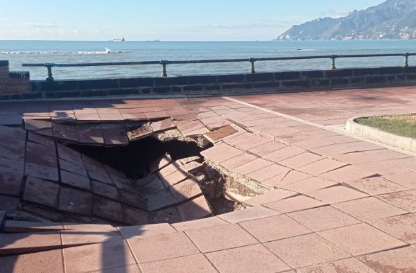 Salerno, ancora un crollo: voragine sul lungomare