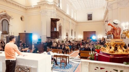 Oltre 500 persone in chiesa per la presentazione del libro “A(r)marsi con cinque ciottoli”  di don Roberto Faccenda