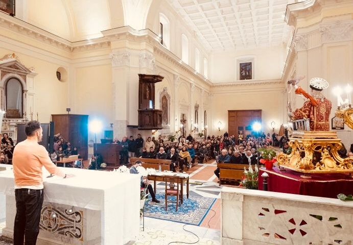 Oltre 500 persone in chiesa per la presentazione del libro “A(r)marsi con cinque ciottoli”  di don Roberto Faccenda