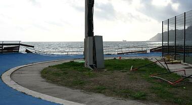 Salerno, crolla tutto il muro del pattinodromo di Torrione Salerno, crolla tutto il muro del pattinodromo di Torrione