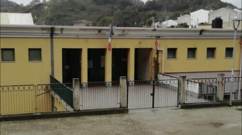 Salerno, guasto all’impianto di riscaldamento: aule vuote nella scuola di Giovi Piegolelle Salerno, guasto all’impianto di riscaldamento: aule vuote nella scuola di Giovi Piegolelle