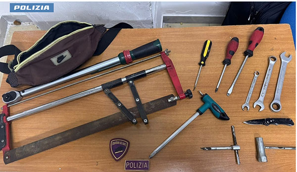 Sventato furto di una vettura in pieno centro a Salerno: 2 arresti della polizia