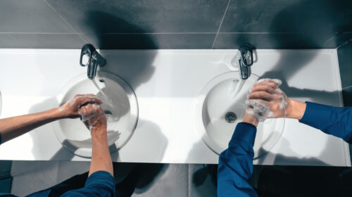 HO UN COLLEGA DI LAVORO POCO ATTENTO ALL’IGIENE PERSONALE! SONO COSTRETTO A SOPPORTARLO?