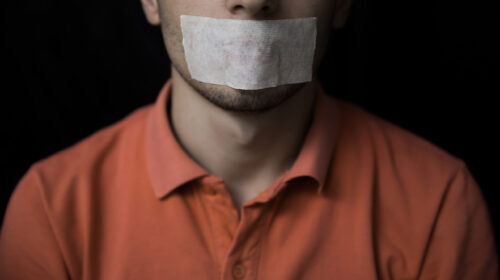 MI È SCAPPATA UNA BESTEMMIA IN PUBBLICO: RISCHIO UNA DENUNCIA?