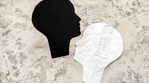 MIO FIGLIO HA DATO UN NOME FALSO PER EVITARE UNA MULTA: COSA RISCHIA SE VIENE SCOPERTO?