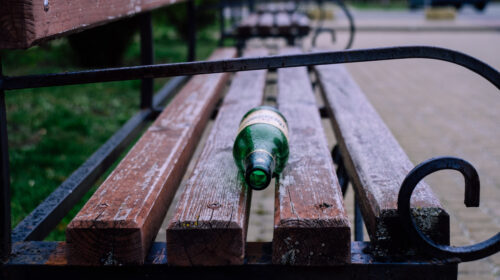 ASSISTIAMO SPESSO IN PUBBLICO AD ATTI SESSUALMENTE INDECOROSI DA PARTE DI UBRIACHI E DROGATI: COSA FARE?