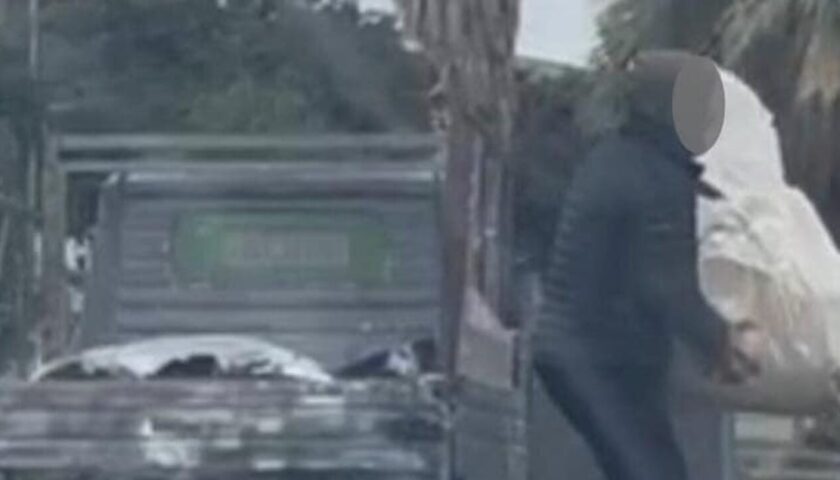Scarica rifiuti in strada ad Angri: denunciato e ritiro della patente