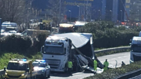 Camion perde lastre di marmo sul Raccordo Salerno/Avellino: caos e disagi