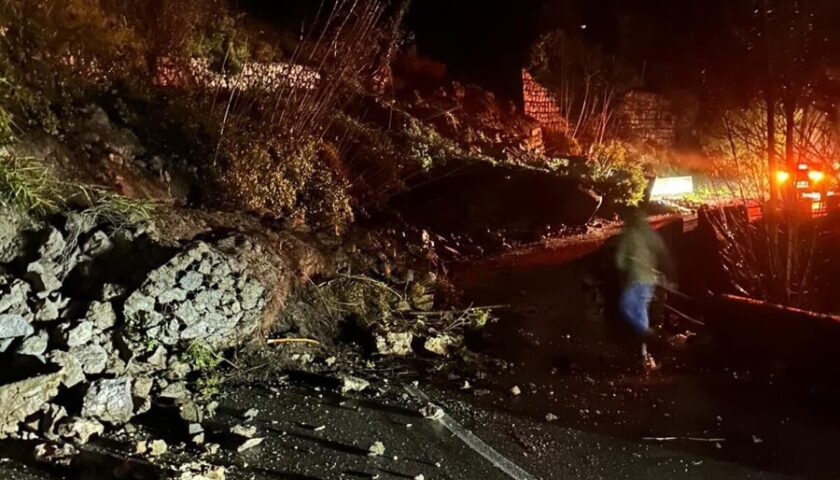 Maltempo, frana in costiera amalfitana in località Fuenti: chiusa la statale 163