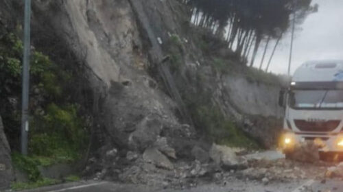 Salerno, frana in via Fra’ Generoso: disagi e traffico in tilt
