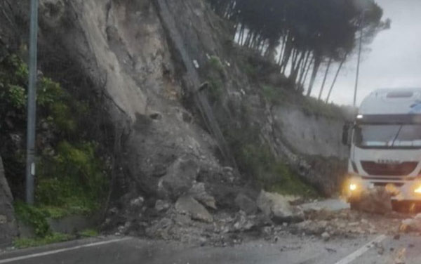 Salerno, frana in via Fra’ Generoso: disagi e traffico in tilt