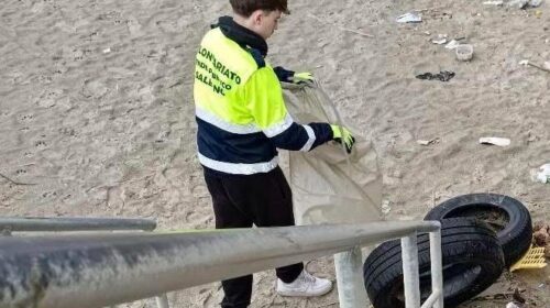 Salerno Pulita e volontari del verde: rimossi pneumatici abbandonati dalla spiaggia Balnea