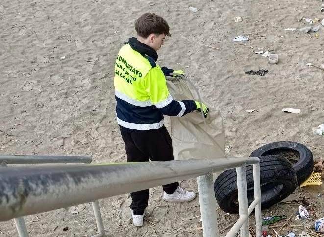Salerno Pulita e volontari del verde: rimossi pneumatici abbandonati dalla spiaggia Balnea