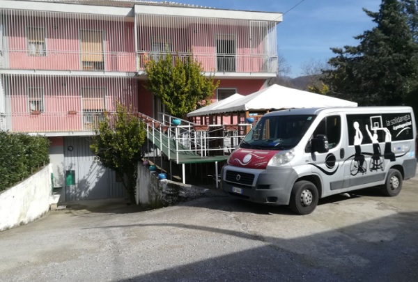 Fisciano, tentato furto alla comunità per disabili “La Collina” di Gaiano: avvelenato il cane della Pet Therapy