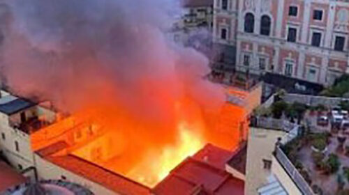 Napoli, incendio in centro: cupola teatro Sannazaro distrutta, residenti intossicati