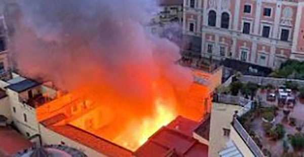 Napoli, incendio in centro: cupola teatro Sannazaro distrutta, residenti intossicati