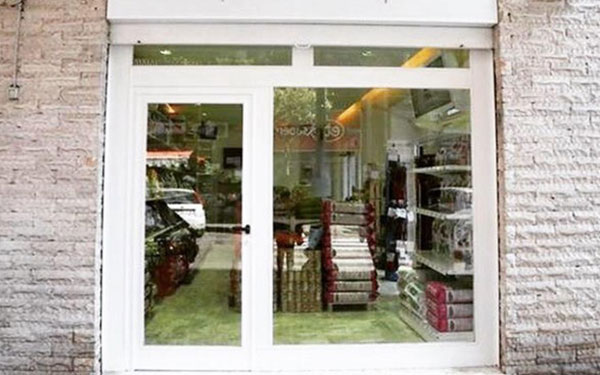 Salerno, furto nel negozio per animali