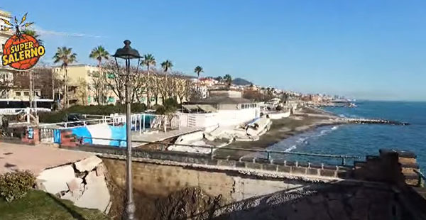 Salerno, continuano a cedere i giardini del Mandorlo a Torrione: rischio crollo a mare dei pali della luce