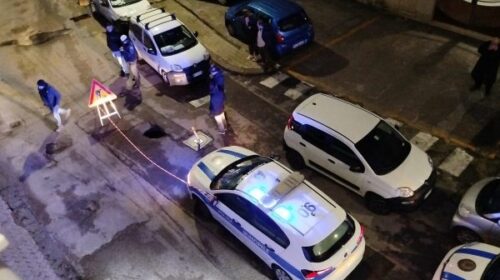 Salerno, altra buca in strada in via Valerio Laspro