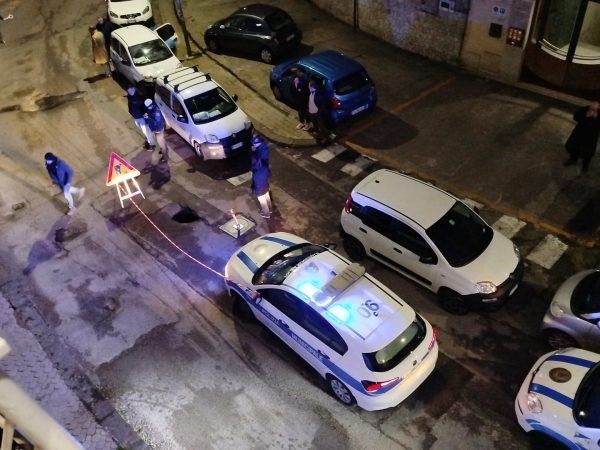 Salerno, altra buca in strada in via Valerio Laspro