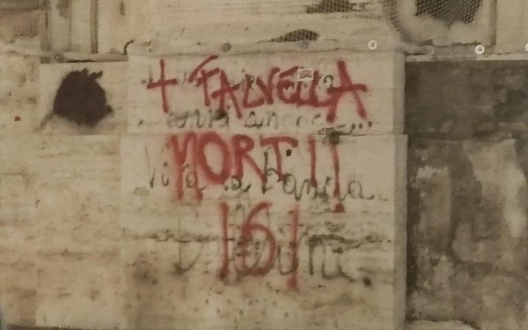 Salerno, scritte contro la memoria di Falvella