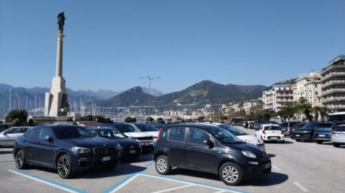 Salerno, chiede l’obolo agli automobilisti e aggredisce gli agenti della municipale