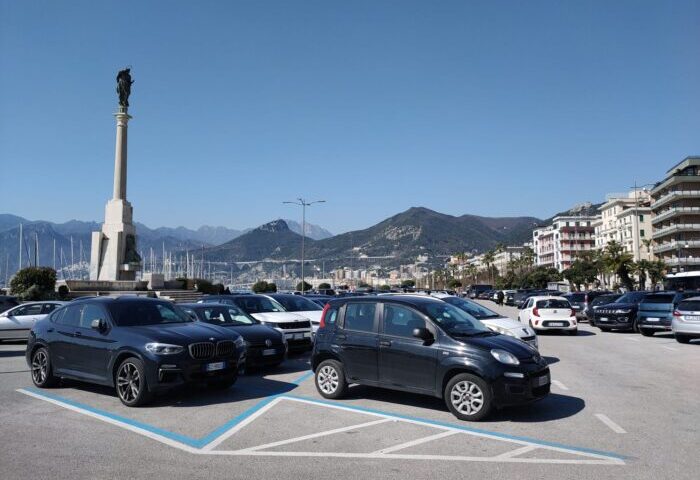 Salerno, chiede l’obolo agli automobilisti e aggredisce gli agenti della municipale