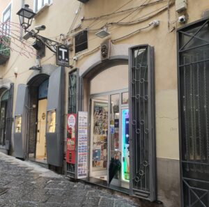 Salerno, tabaccaio aggredito e rapinato in via Mercanti