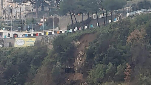 A Scala crolla muro con pietre sul Parco del Dragone