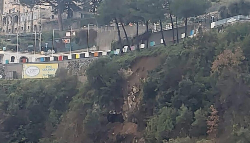 A Scala crolla muro con pietre sul Parco del Dragone