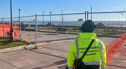 Salerno, ancora violazioni e vandalismi nell’area transennata sul Lungomare a Torrione Salerno, ancora violazioni e vandalismi nell’area transennata sul Lungomare a Torrione