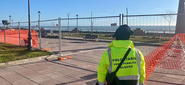 Salerno, ancora violazioni e vandalismi nell’area transennata sul Lungomare a Torrione