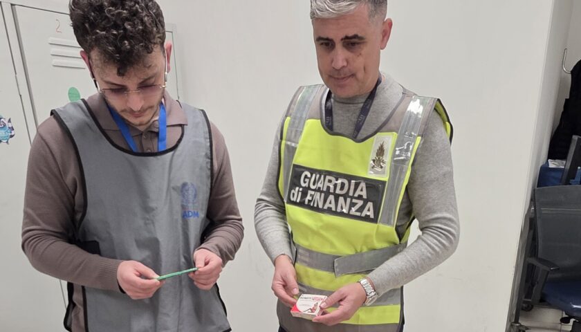 Aeroporto di Capodichino sequestrai Machete, oltre 2000 compresse di medicinali e 80 kg. di prodotti vegetali pericolosi