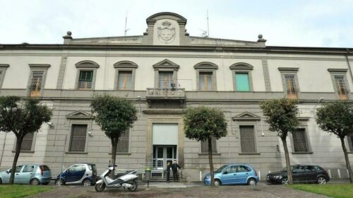 Tentato lancio di droga e cellulari nel carcere di Aversa: arrestato 50enne salernitano