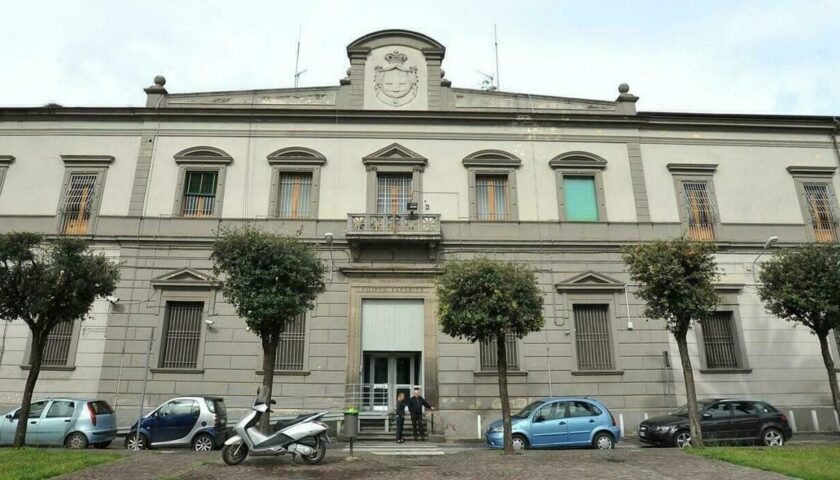 Tentato lancio di droga e cellulari nel carcere di Aversa: arrestato 50enne salernitano