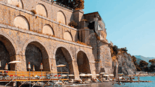 Annullata demolizione a Vietri sul Mare: stabilimento “La Ciurma” vince al Tar