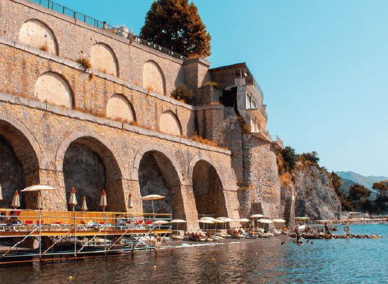 Annullata demolizione a Vietri sul Mare: stabilimento “La Ciurma” vince al Tar