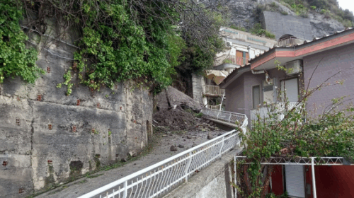 Vietri sul Mare, frana a Marina: detriti colpiscono case in via Madonna dell’Arco