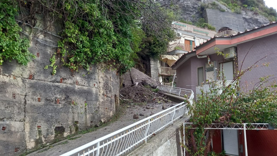 Vietri sul Mare, frana a Marina: detriti colpiscono case in via Madonna dell’Arco