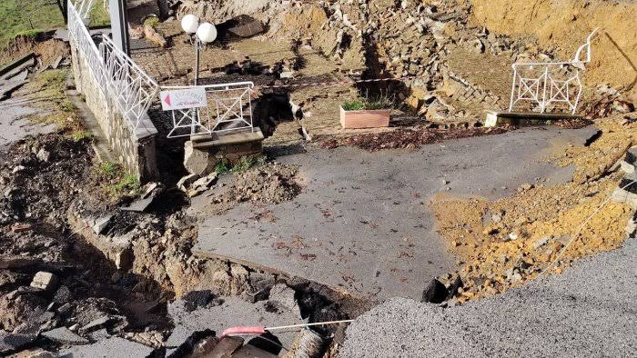 Frana a Torraca, danni al sagrato. Il sindaco: “Un colpo al cuore”