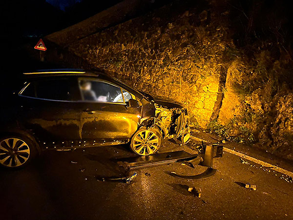 Incidente al Valico di Chiunzi, finanziere presta i primi soccorsi a un automobilista ferito