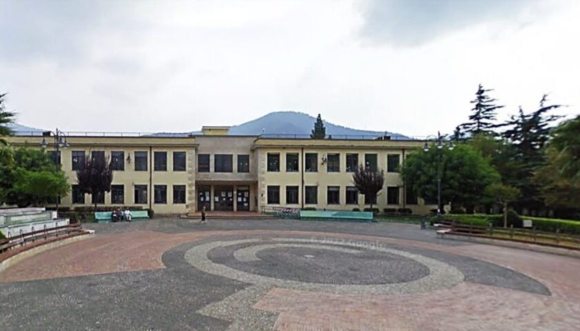 Vandali in azione a Siano: devastato l’istituto comprensivo