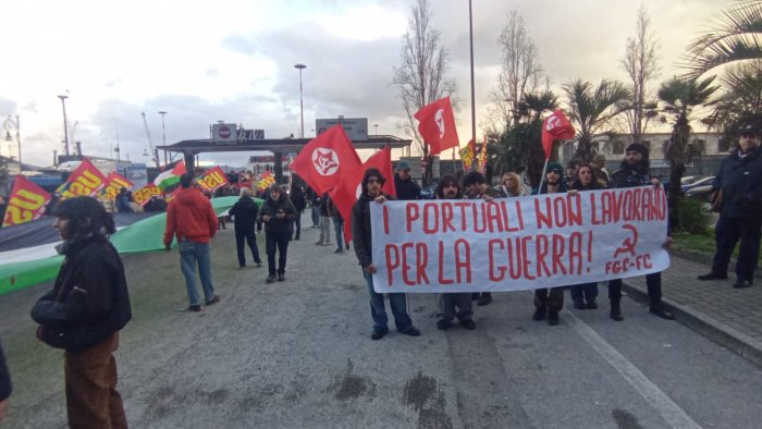 Proteste davanti al Porto di Salerno: “Non lavoriamo per la guerra”