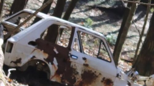 Cava de’ Tirreni, scoperta una vecchia auto tra le colline di Croce